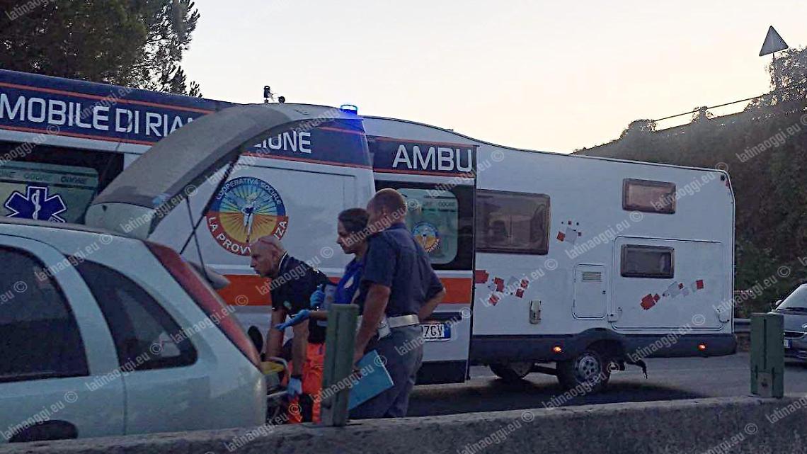 Perde il controllo dell'auto e va a sbattere contro il new jersey sulla Pontina: ferito