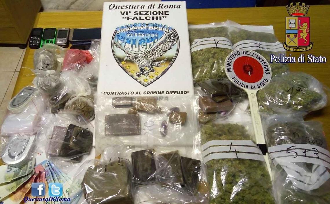 Chiosco della droga fra le dune, scoperto un gruppo di spacciatori. Arrestati in cinque