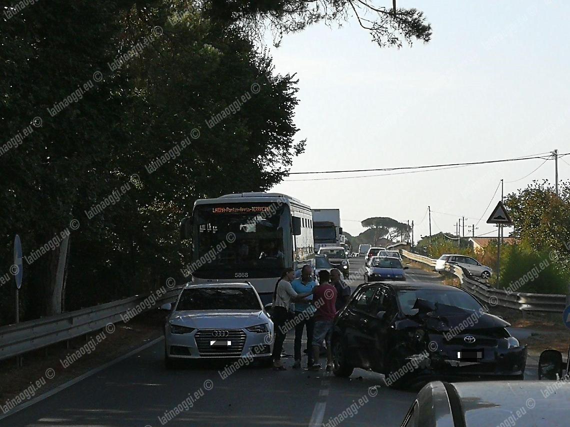 Carambola sulla statale Appia, tre mezzi coinvolti. Traffico rallentato per i rilievi