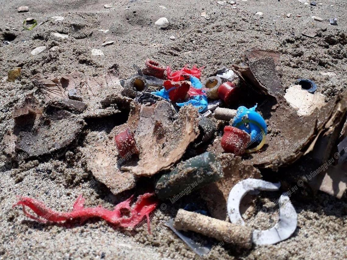 I resti dei fuochi d'artificio esplosi a Foce Verde stanno riempendo la spiaggia del capoluogo
