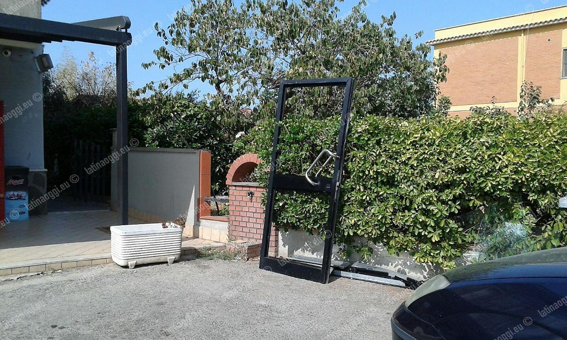 Sfondano la porta e fanno razzia di gratta e vinci e delle monete nella slot machine