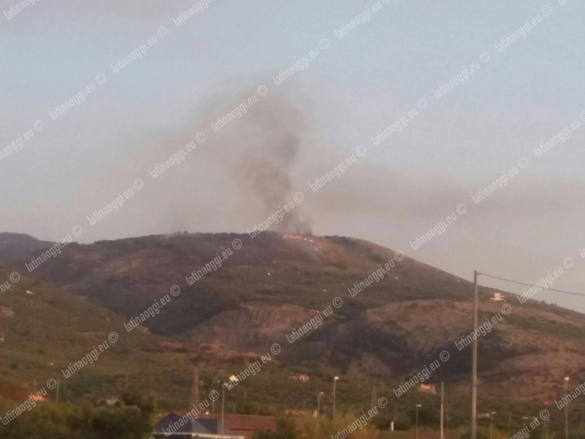 Ancora fiamme sulle colline di Sonnino: il fronte del fuoco aggredisce le alture in zona Capocroce