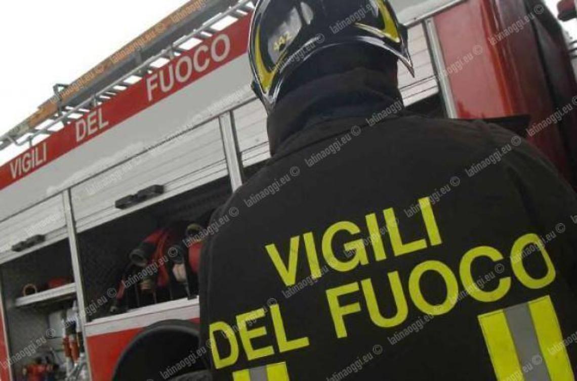Fumo da un tombino in via dei Mille, forse una sigaretta alla base del piccolo incendio