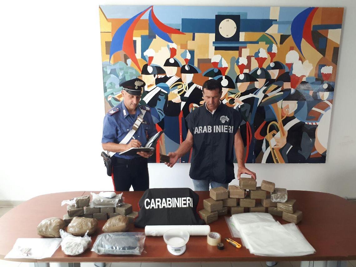 Sequestrati 25 chili di hascisc e tre di marijuana. Blitz questa mattina da parte dei carabinieri