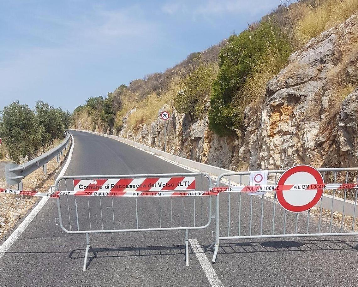 Crolla un masso dal costone di via Latina, strada chiusa al transito in attesa dei sopralluoghi