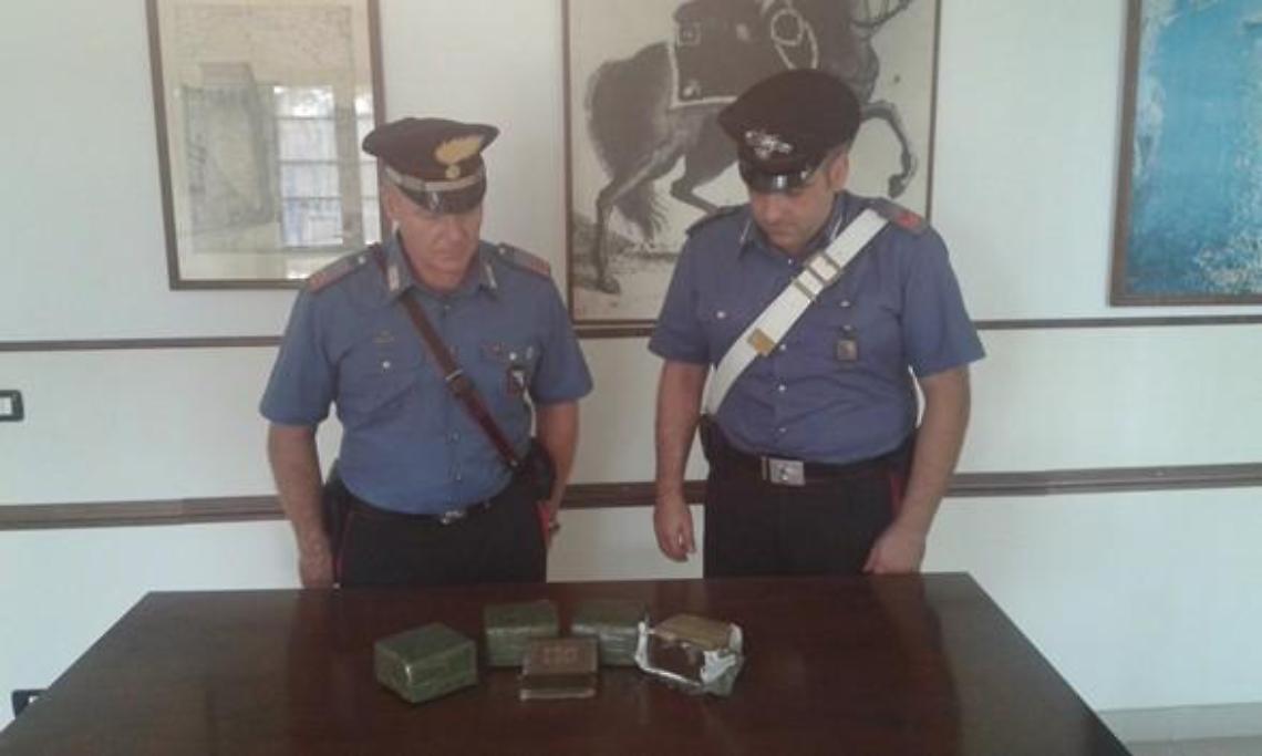 Oltre quattro chili di hashish nascosti in un campo, la droga rinvenuta dai Carabinieri
