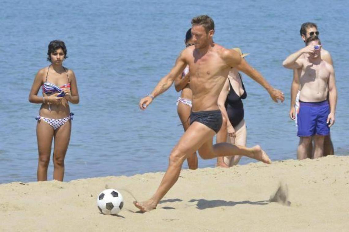 Francesco Totti manda un "in bocca al lupo" all'amico Giuseppe Giannini e al suo Racing Fondi