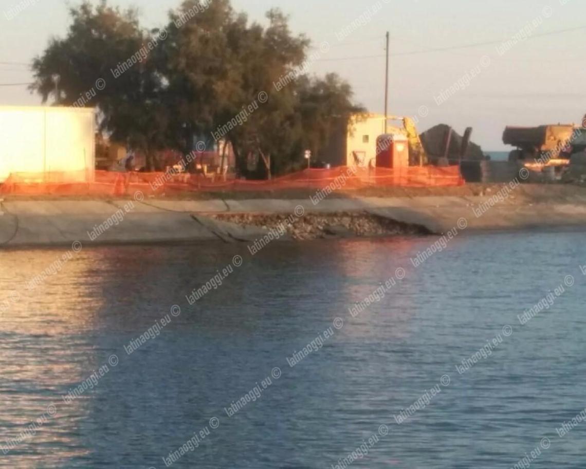 Cede una parte dell'argine del canale di Rio Martino, la segnalazione con la App di Latina Oggi