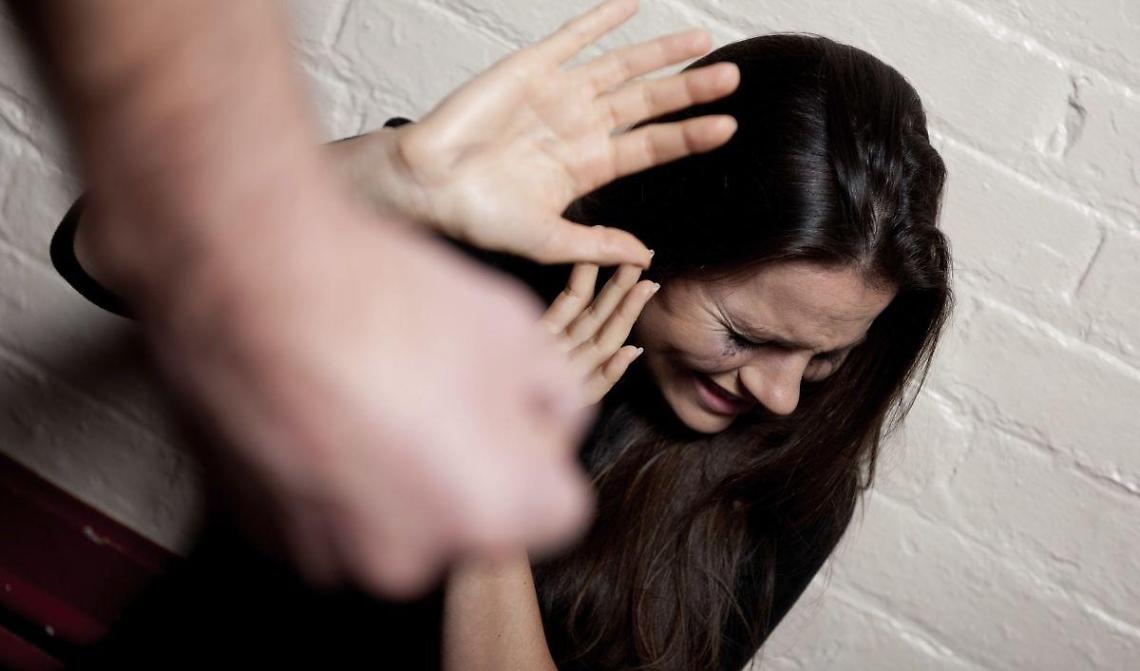 Violenze ripetute contro la propria famiglia e minacce col coltello, misure restrittive per un uomo