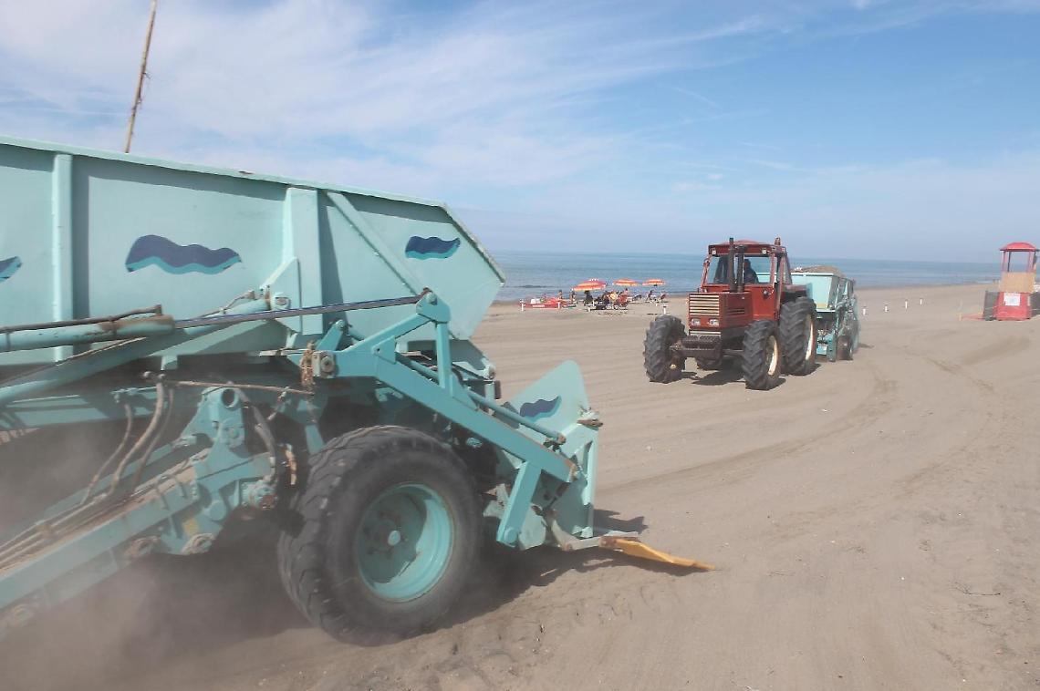Spiagge pulite dopo il maltempo e taglio dell'erba nelle scuole, operai al lavoro
