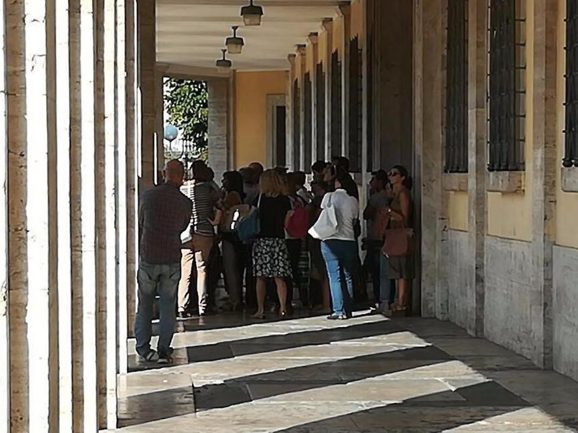 Scuola Frezzotti con aule inagibili, la protesta dei genitori davanti al Comune