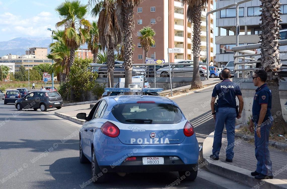 Scippata in strada mentre spinge la carrozzina della figlia disabile, caccia al bandito