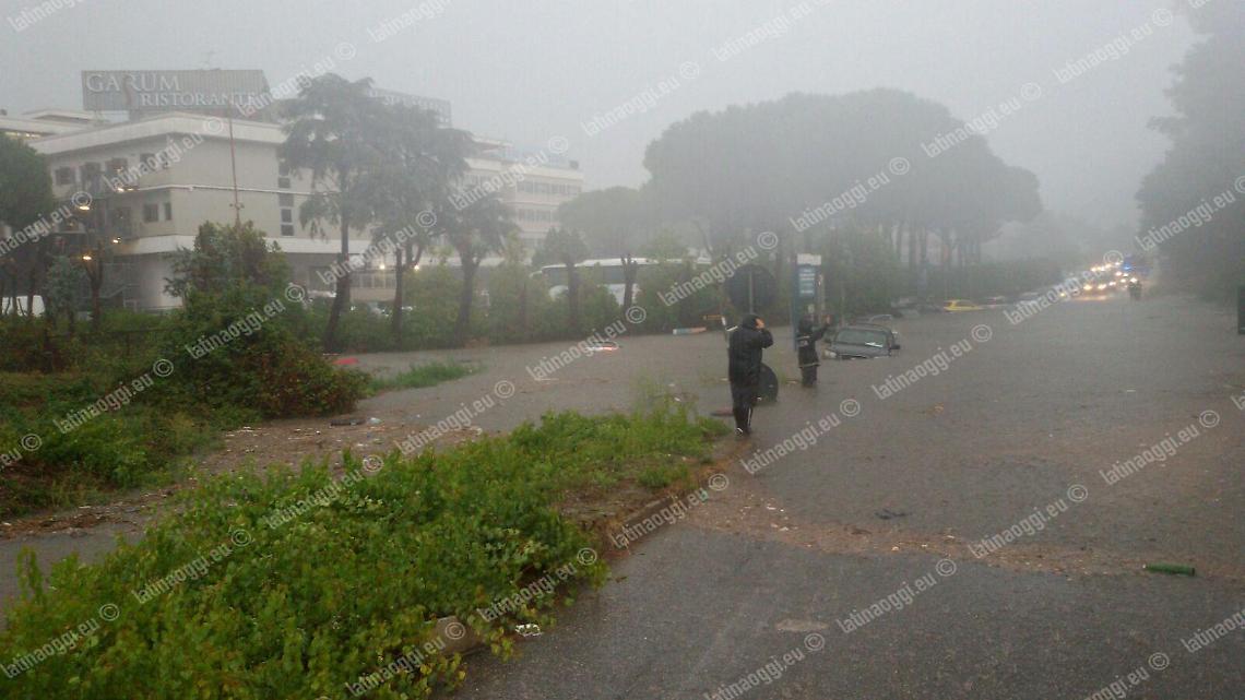 Pontina bloccata da Pomezia a Roma, 15 auto sommerse dall'acqua sulla carreggiata