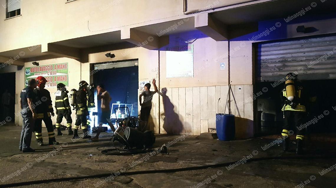 Incendio nella notte nell'autolavaggio, paura per i residenti di via Cavata