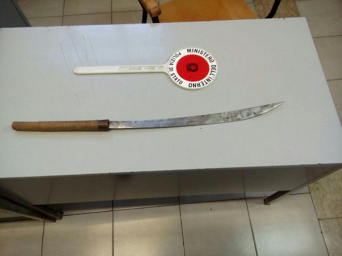 Aggredisce il vicino di casa con una sciabola e tenta di irrompere in casa, arrestato un 47enne