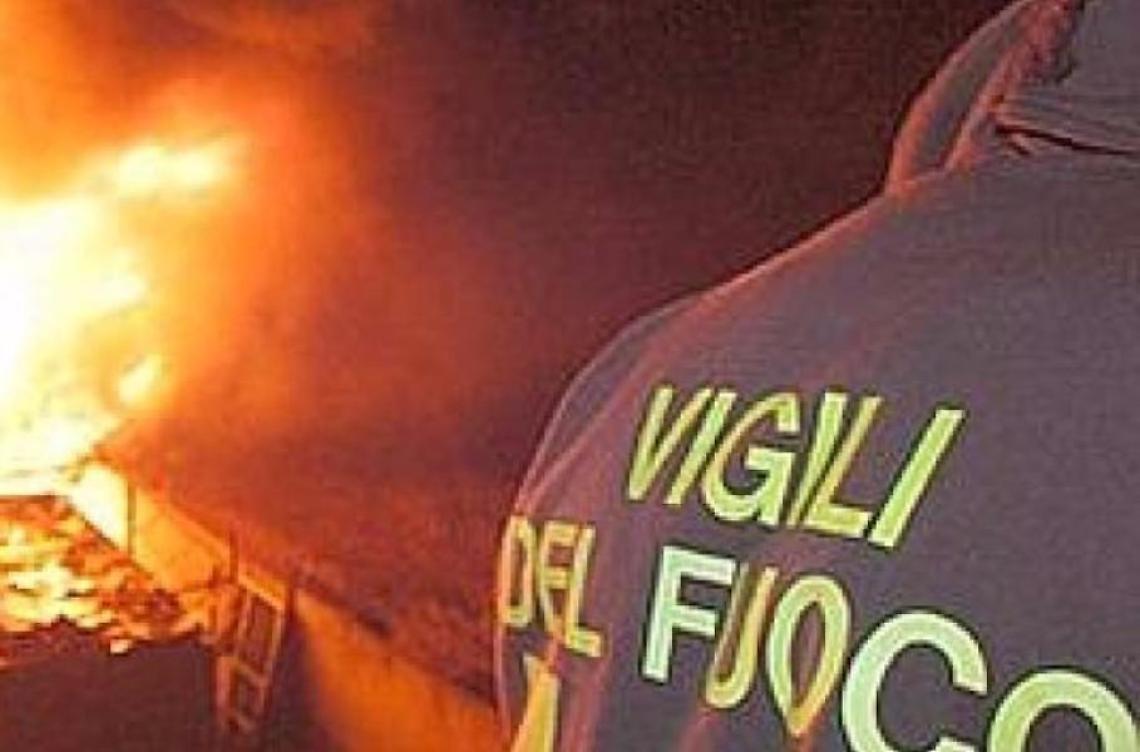 Cornicione pericoloso e auto in fiamme, notte di interventi per i vigili del fuoco