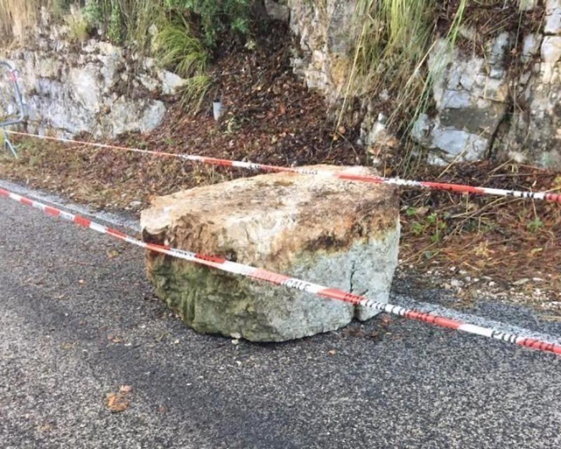 Cade un altro masso sulle colline ausone: l'episodio lungo la Strada della Montagna