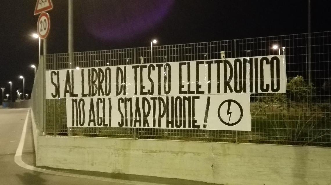 Blocco studentesco contro l'uso dei telefonini in classe, sì invece ai libri di testo elettronici
