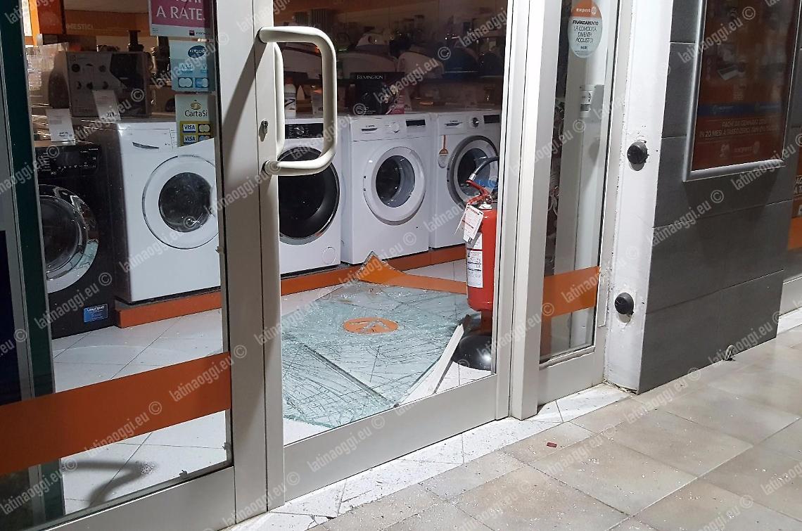 Banda di specialisti tenta il maxi furto da Expert City, uno dei proprietari sventa il colpo