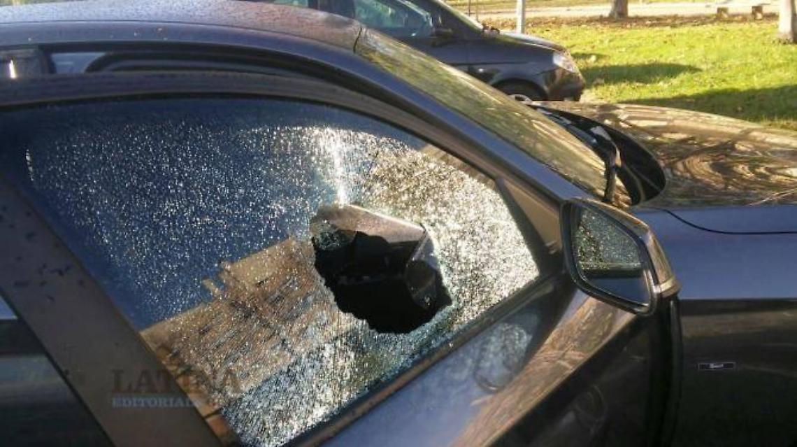 Infrange il vetro di una macchina e mette a segno un furto, arrestato un 46enne