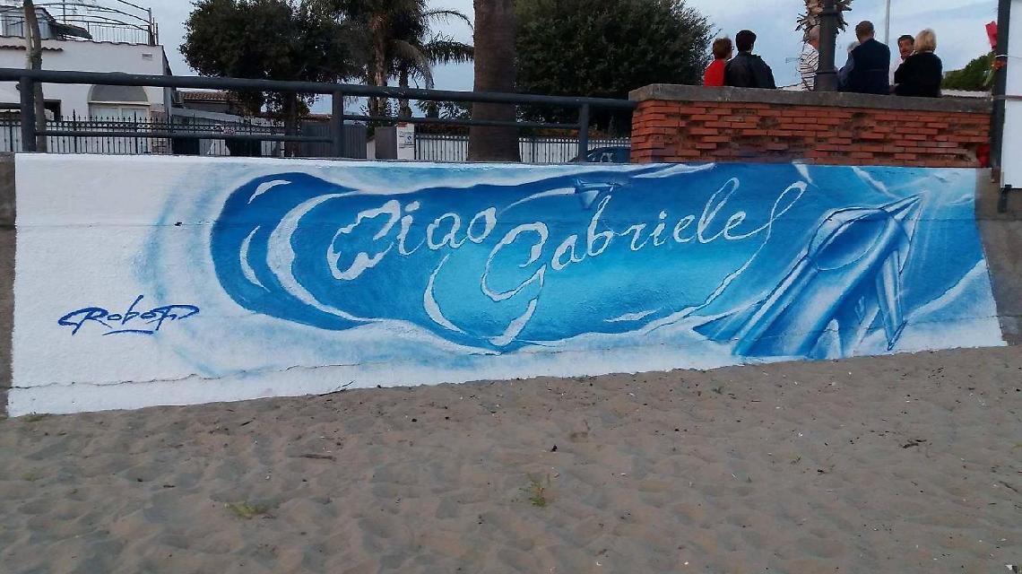 Aereo caduto a Terracina, un murales sulla spiaggia per salutare il Capitano Orlandi