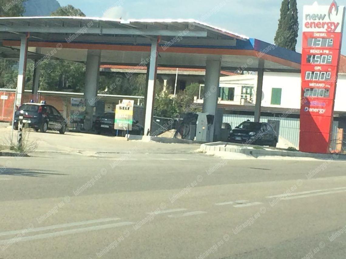 Rapina al distributore, malviventi armati di pistola minacciano il titolare e prendono i soldi