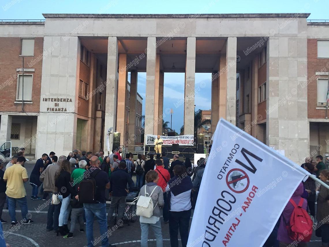 No all'autostrada Roma-Latina, la manifestazione di protesta in piazza del Popolo