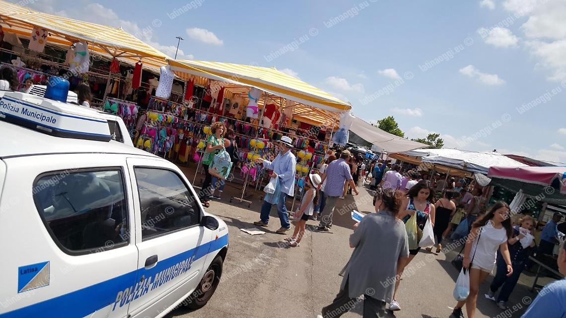 Controlli al mercato settimanale di via Rossetti: scatta il sequestro di borse, scarpe e portafogli