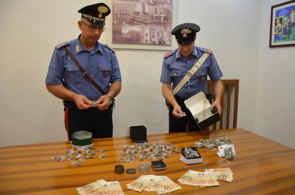 Spacciava nell'istituto superiore, arrestato un ragazzo di 18 anni dopo la perquisizione