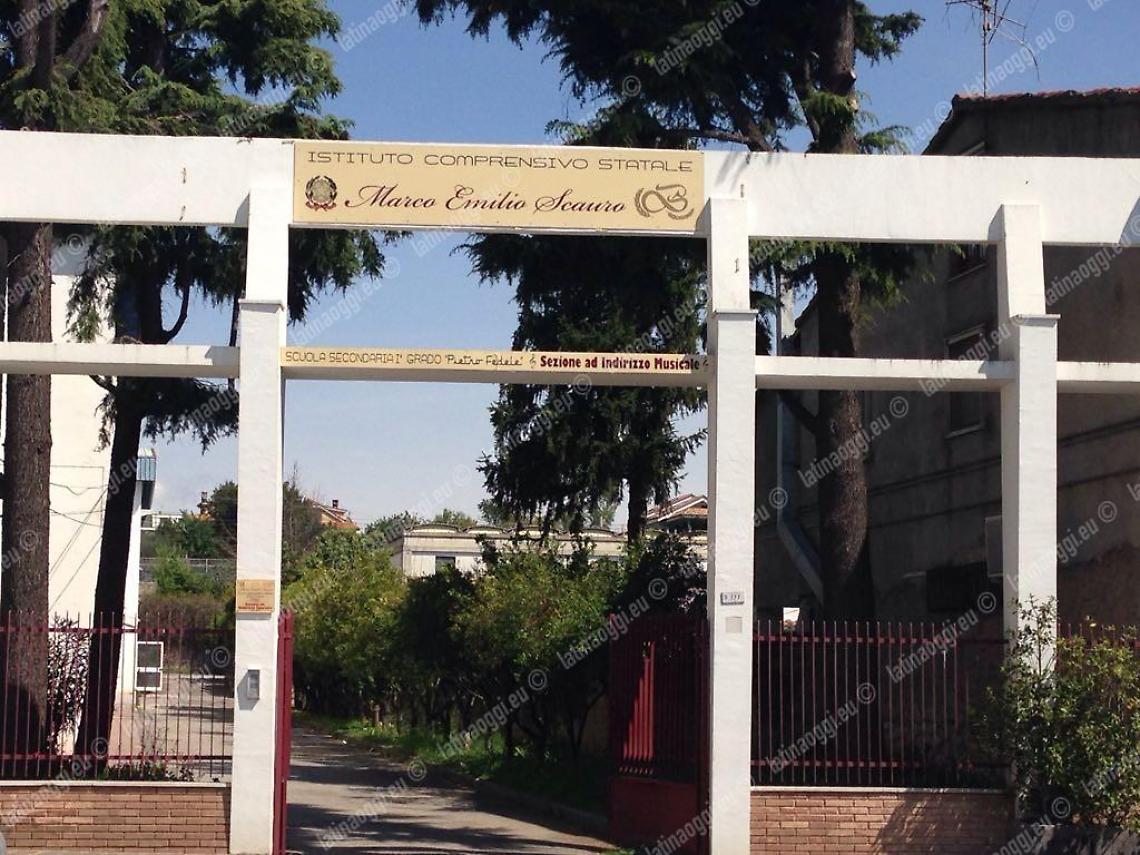 Protesta dei genitori dopo il trasferimento della dirigente scolastica