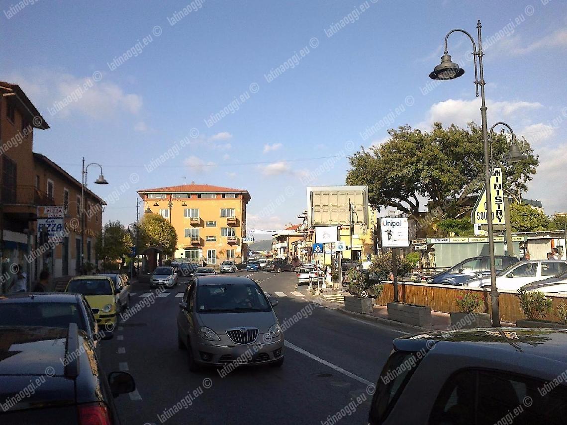 Donna investita da uno scooter in via Roma: il ragazzo in fuga rintracciato dalla polizia locale