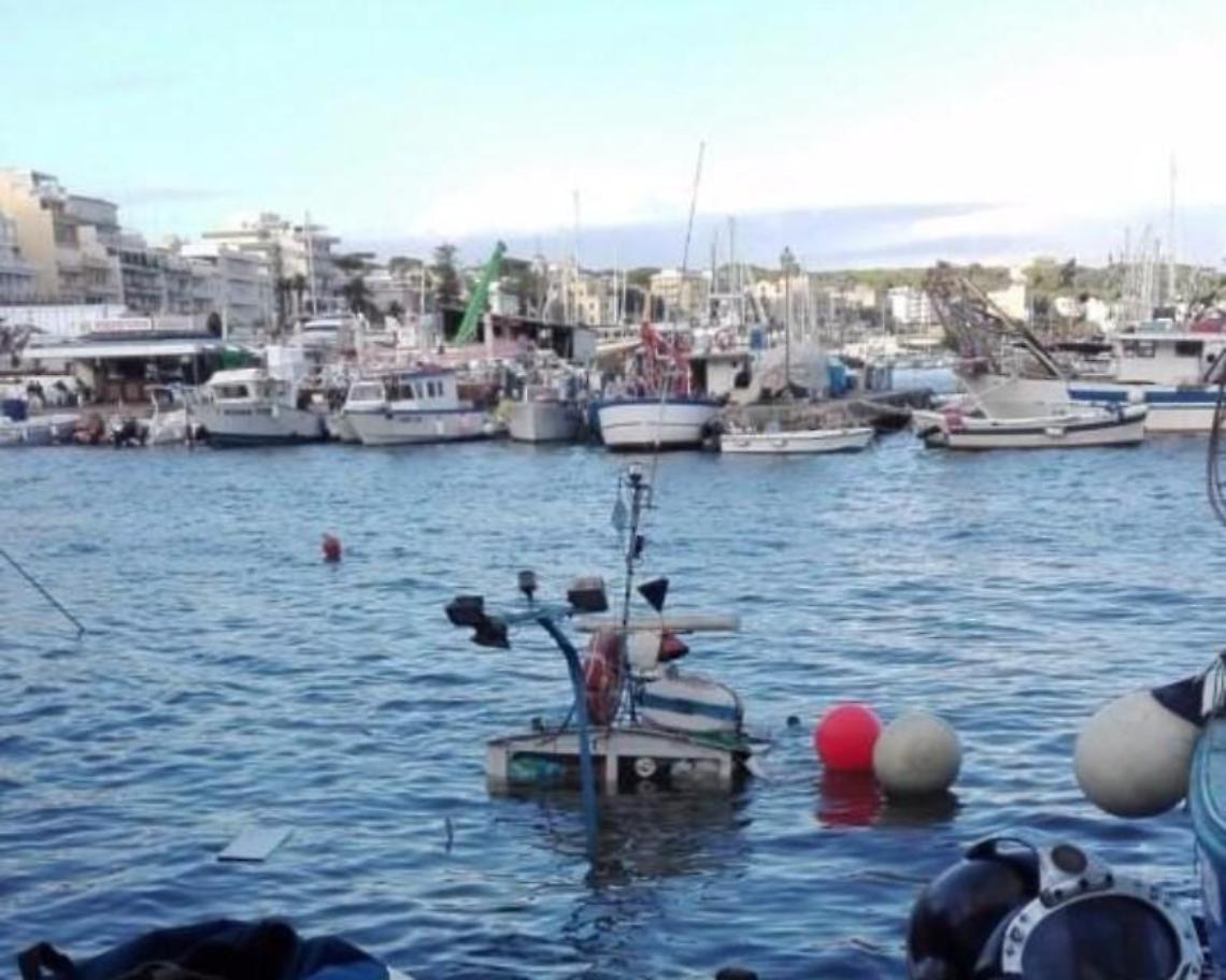 Barca affondata nel porto, in banchina arrivano la Guardia costiera e i sommozzatori