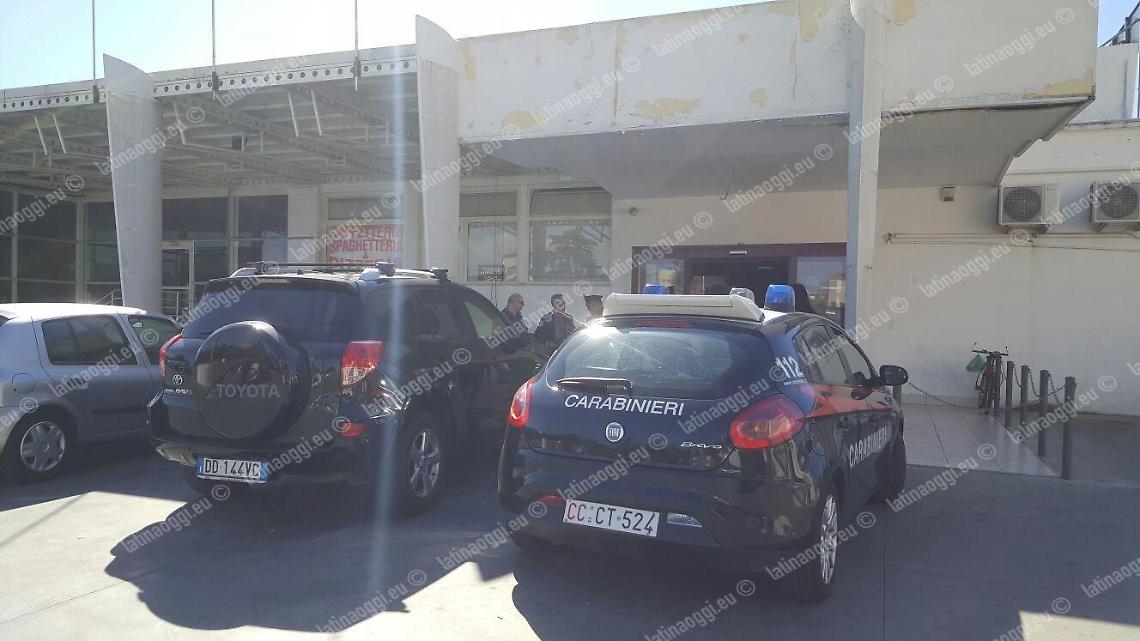 Rapina nella sala slot, tre banditi entrano con una pistola e fuggono con un bottino ingente