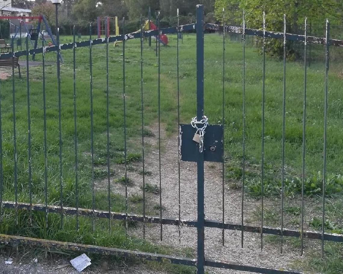 Atti vandalici nel parco di via Pantanaccio, area chiusa per i lavori di sistemazione