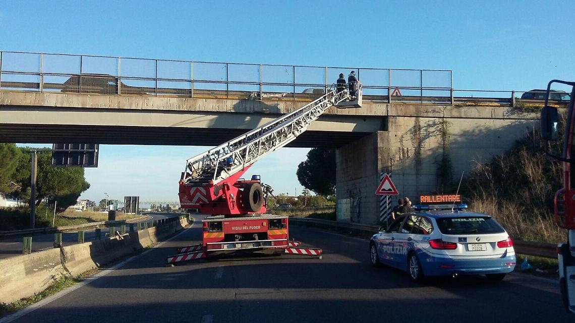 Si staccano calcinacci da un cavalcavia e finiscono in strada, chiusa la Pontina