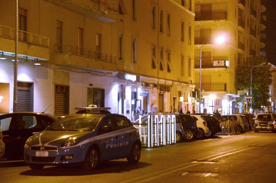 Locale troppo rumoroso, in strada «piove» una bottiglia. Succede nella zona dei pub