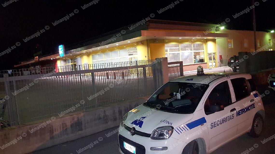 Sfuma il colpo all'Eurospin sulla Pontina: il caveau resiste all'azione dei ladri