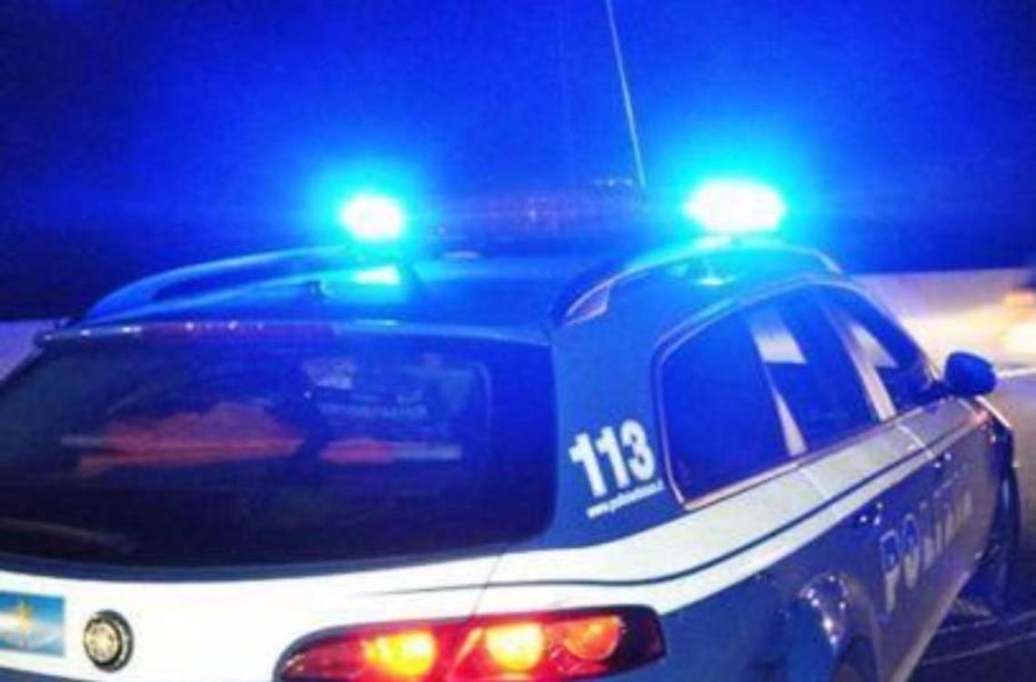 Automobile finisce contro il bus, poi la fuga: indagini serrate