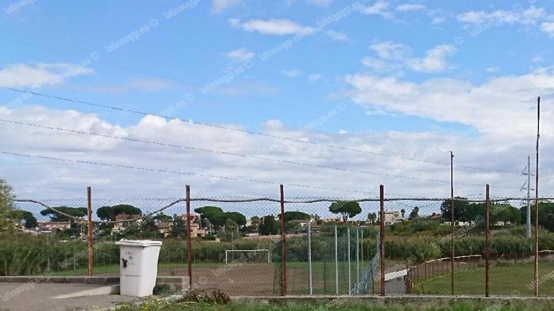 Campo da calcio a 93 euro al mese: &egrave; &laquo;sorvolato&raquo; dall'alta tensione