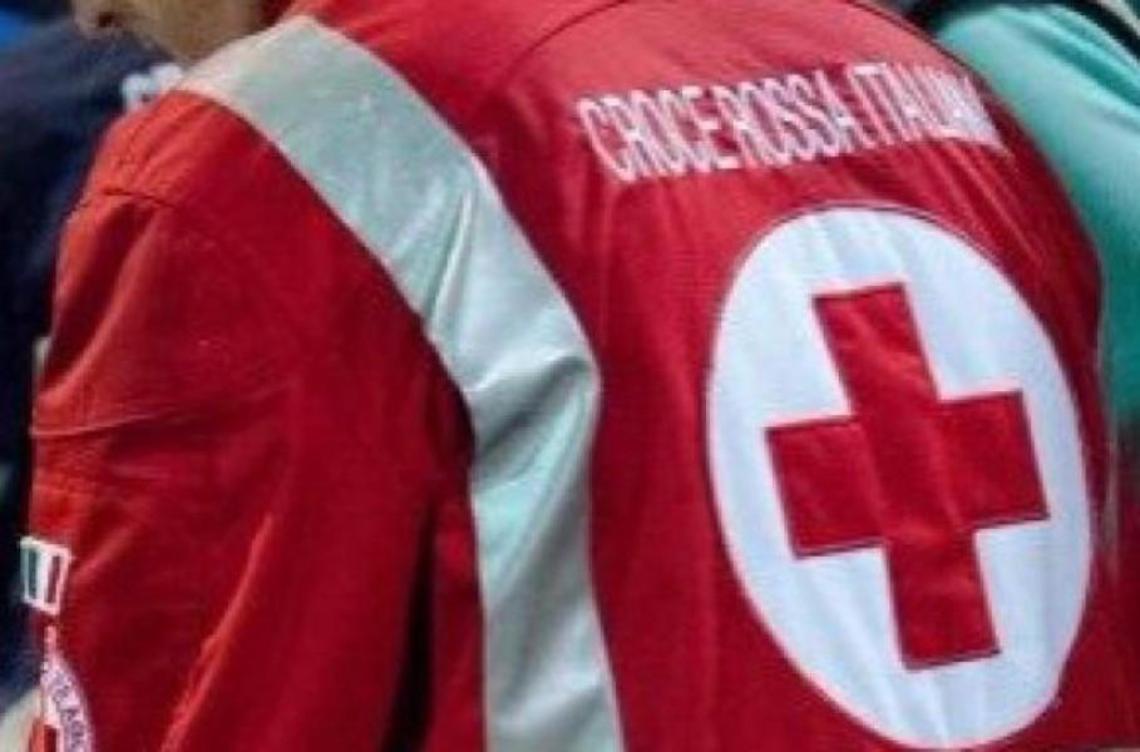 Bimbo di 18 mesi rischia di soffocare, salvato da una crocerossina