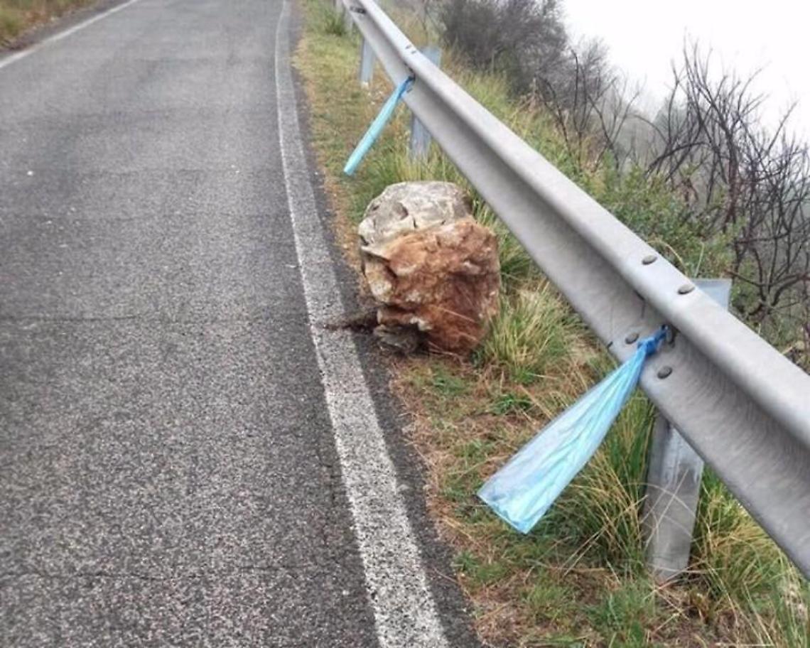 Cade un masso sulla Strada della Montagna dopo il maltempo