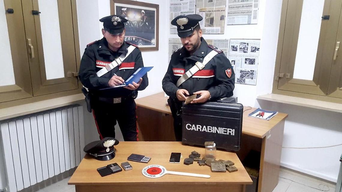 Fermato e poi perquisito anche in casa, arrestato per detenzione di hashish