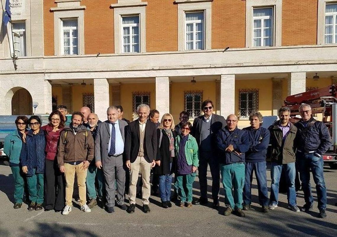 Cgil, Cisl e Uil donano 5 decespugliatori al Comune per curare il verde pubblico