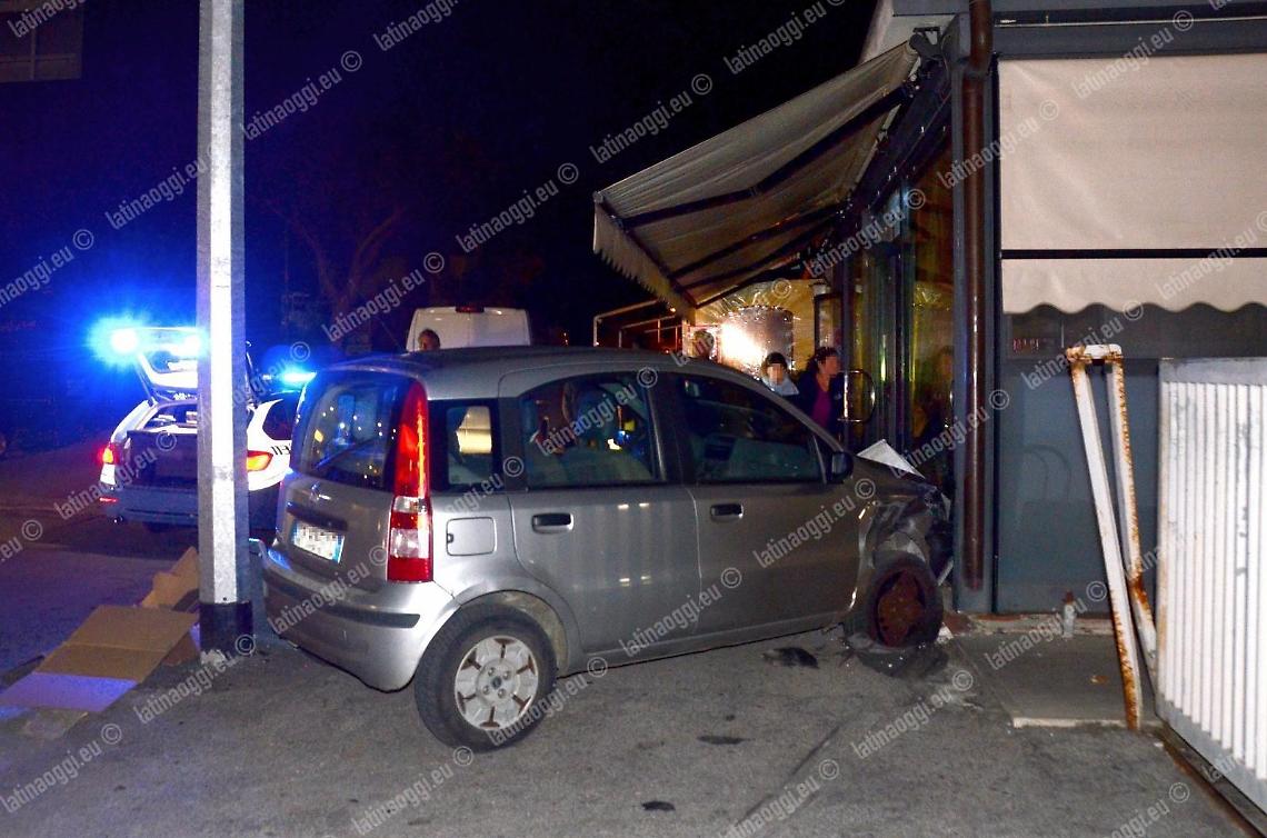 Incidente al Piccarello, Fiat Panda esce di strada e finisce contro un locale
