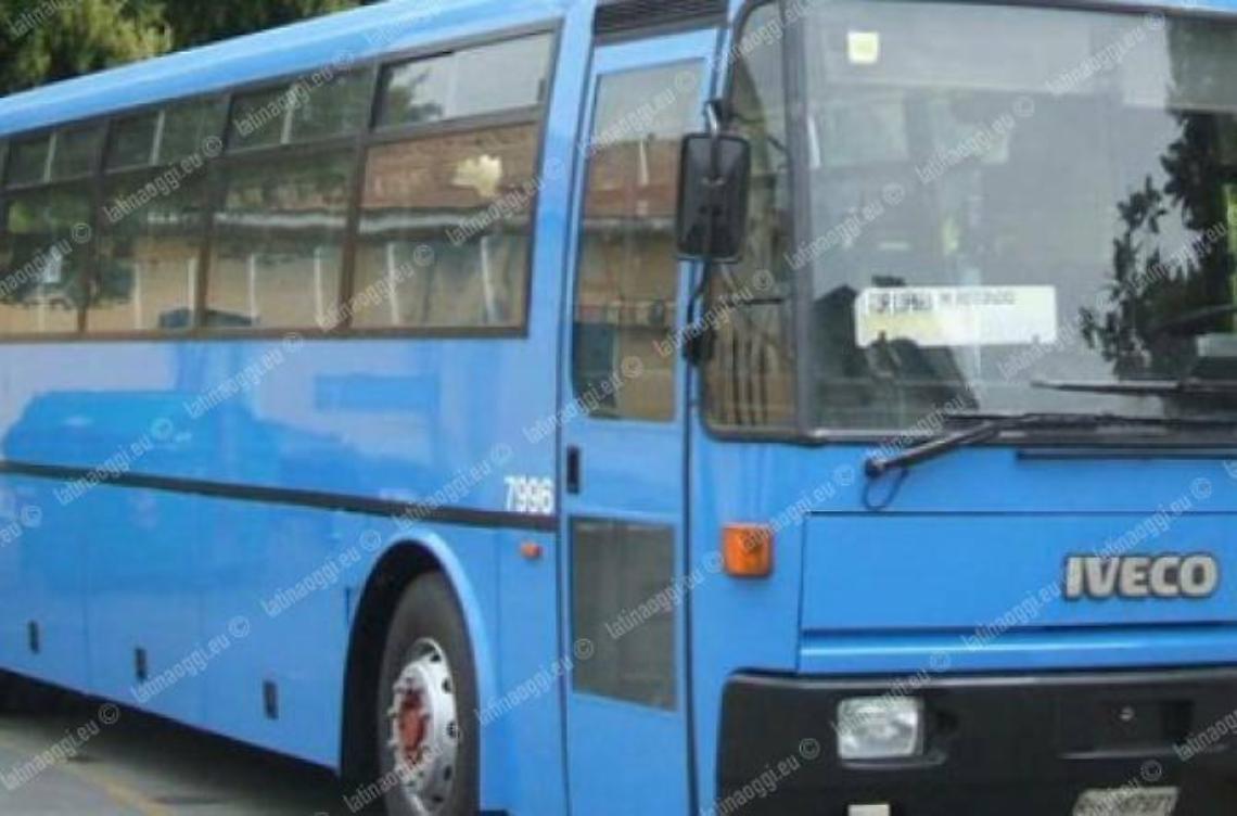 Pontina, il bus ha un guasto e si ferma sulla corsia di marcia: lunghe code in direzione Roma