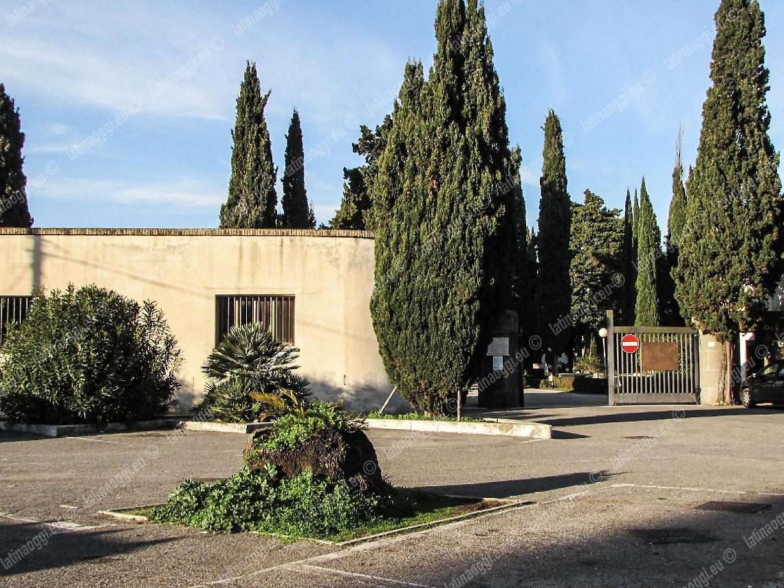 Rubate le transenne sulla strada di accesso al cimitero di Sabaudia