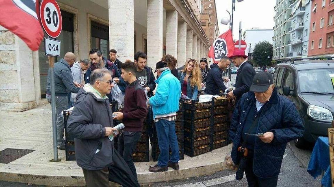 Mele e Kiwi in piazza, distribuzione gratuita di frutta promossa da CasaPound Latina