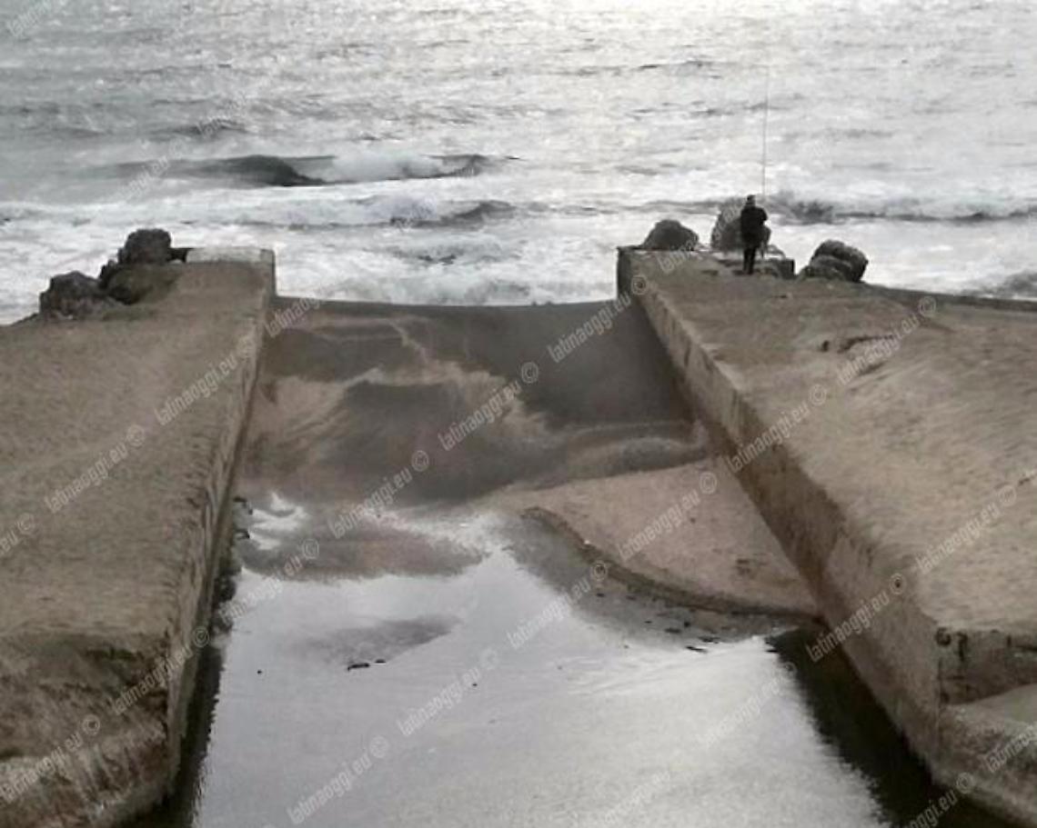 Foce del Duca ancora una volta ostruita dalla sabbia