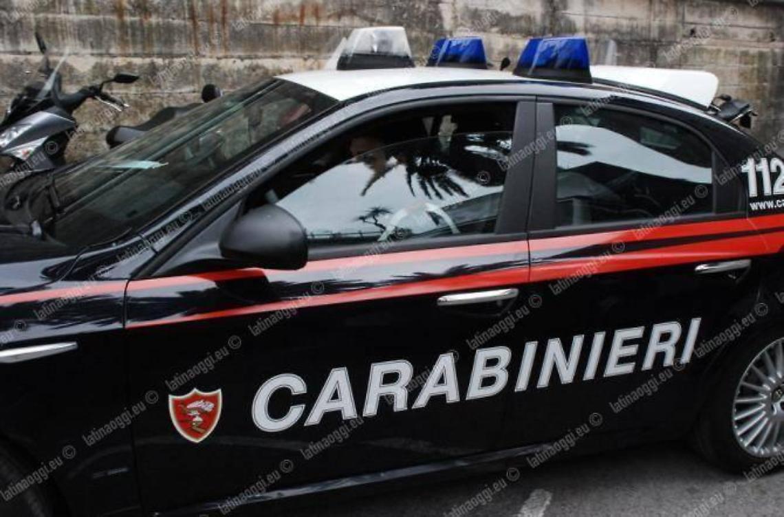 Provoca il finto incidente e poi le ruba l'auto: bandito in fuga con una Lancia Ypsilon