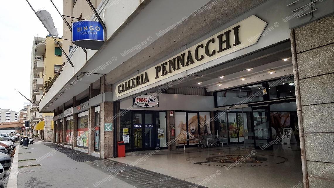 I ladri entrano dal tetto: colpo nella sala slot della Galleria Pennacchi